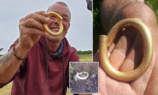 В Англии искатель кладов нашел 4-тысячелетний золотой браслет